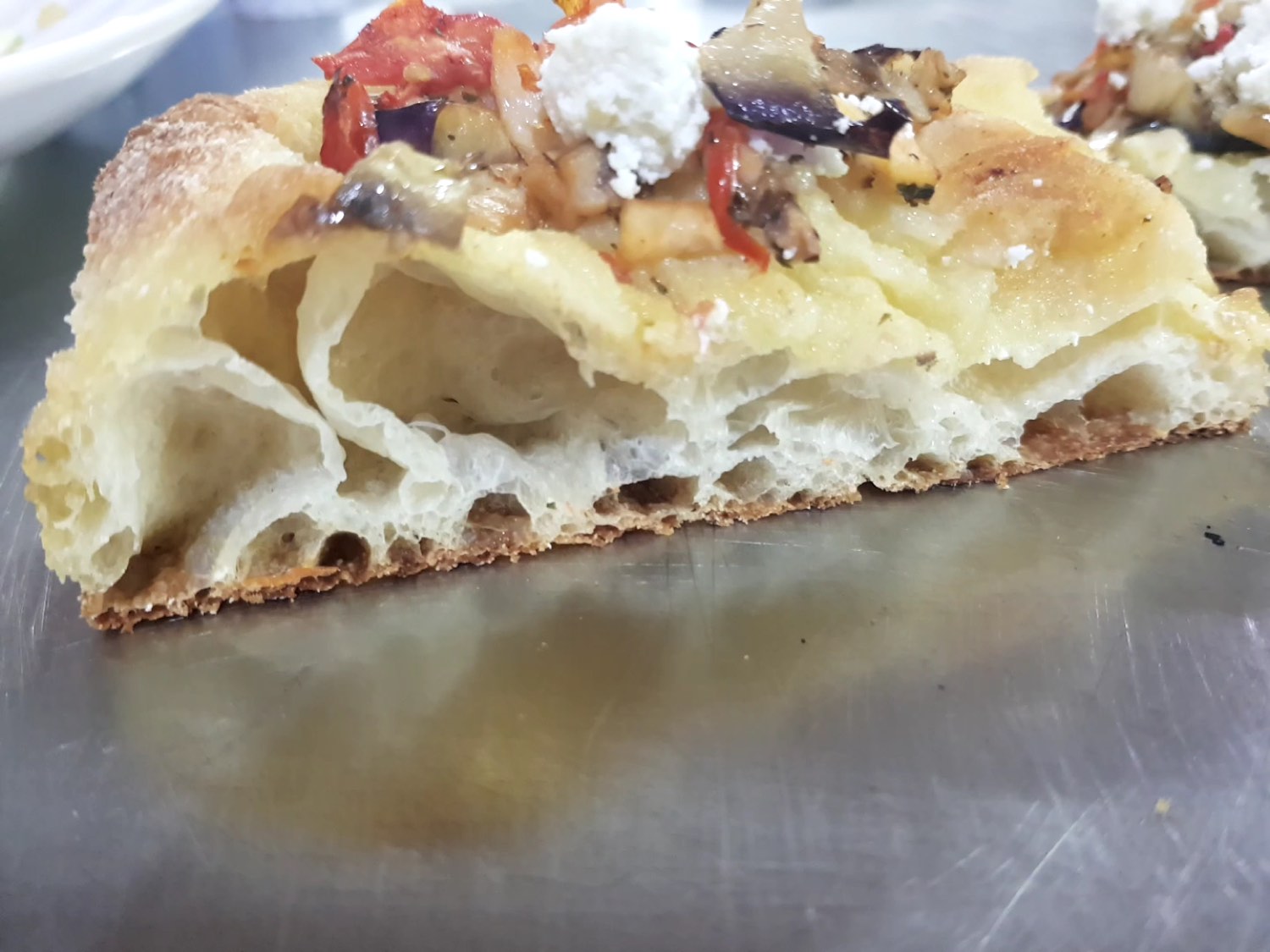 Sezione dell'impasto della pizza in pala: mollica alveolata e leggera