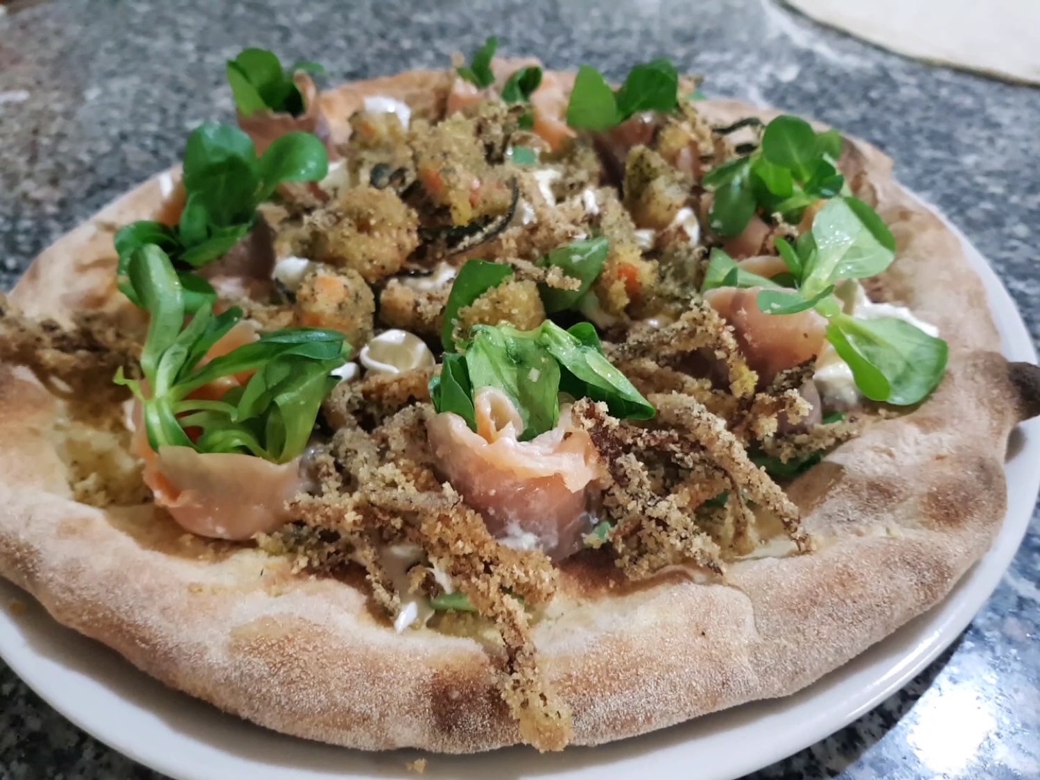 Pizza con salmone, valeriana e stracciatella